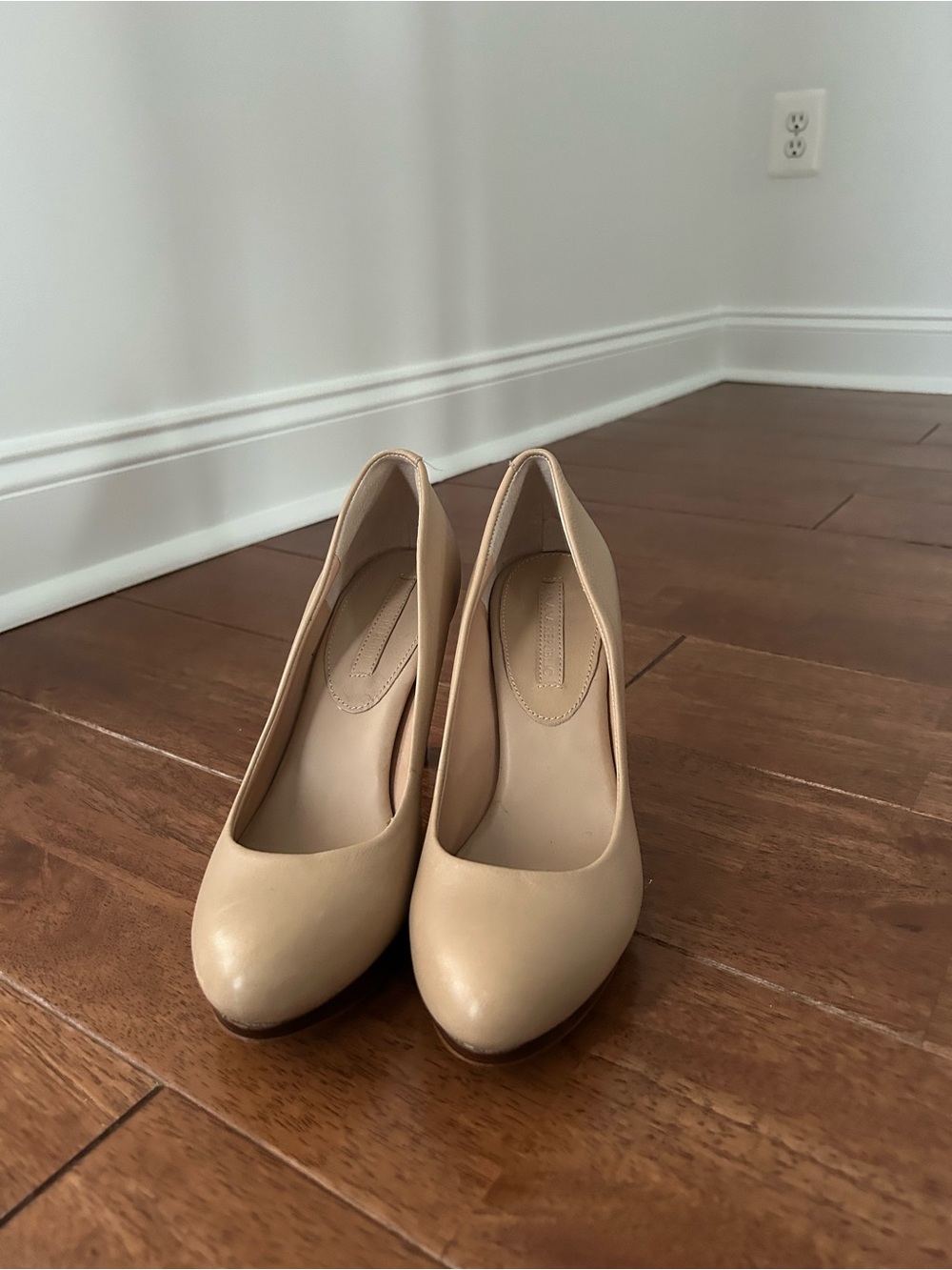 Banana Republic Beige Closed-Toe Platform Pumps